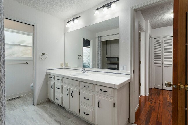 Building Photo - Spacious Home ! Huge living room, 2nd family room, kitchen nook and extra room off kitchen. Large...