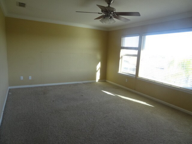 Building Photo - Huge home in Elk Grove