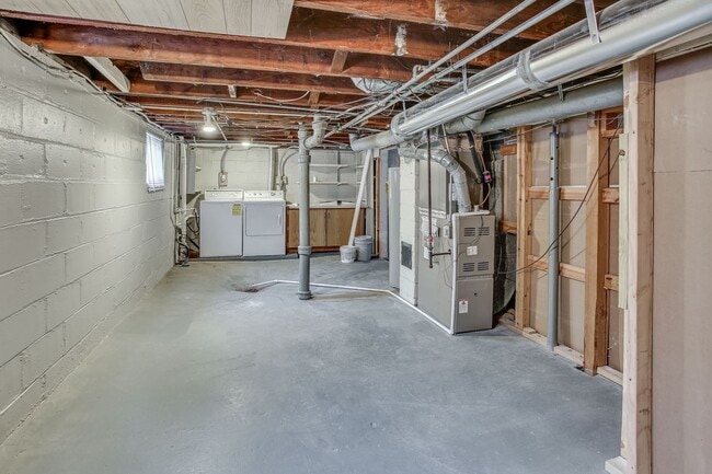 Building Photo - Charming Aksarben Gem