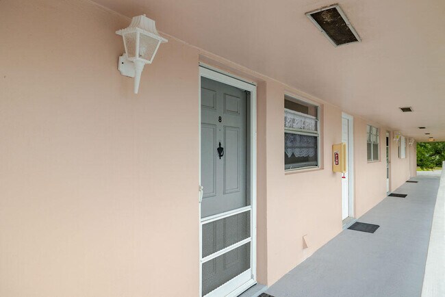 Building Photo - 18081 SE Country Club Dr