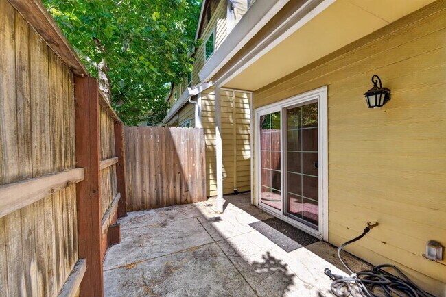 Building Photo - Charming 3-Bed Home in Sacramento with 2.5 Baths
