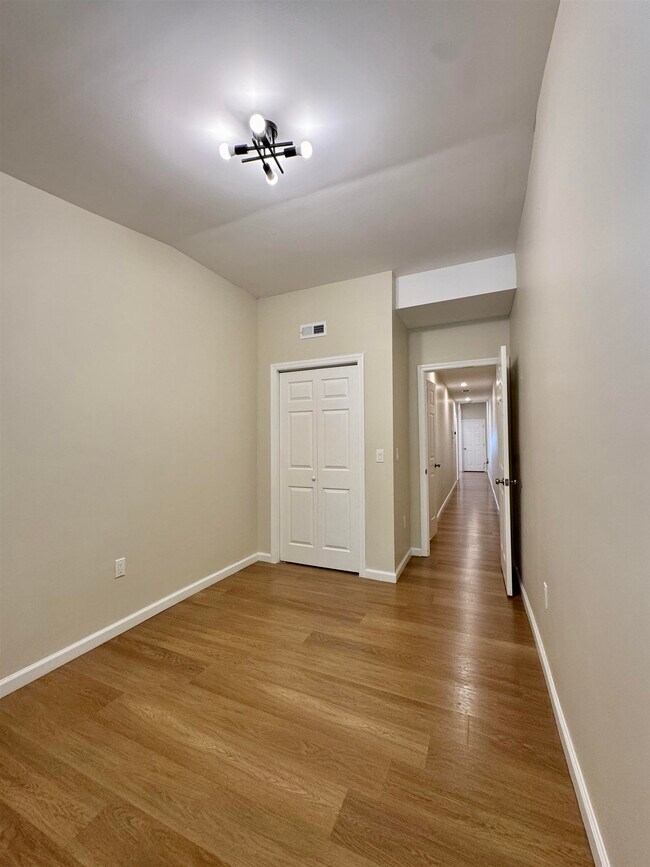 Building Photo - 628 Bramhall Ave