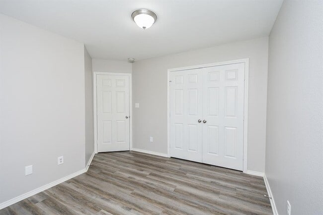 Building Photo - 946 Oak Falls Dr