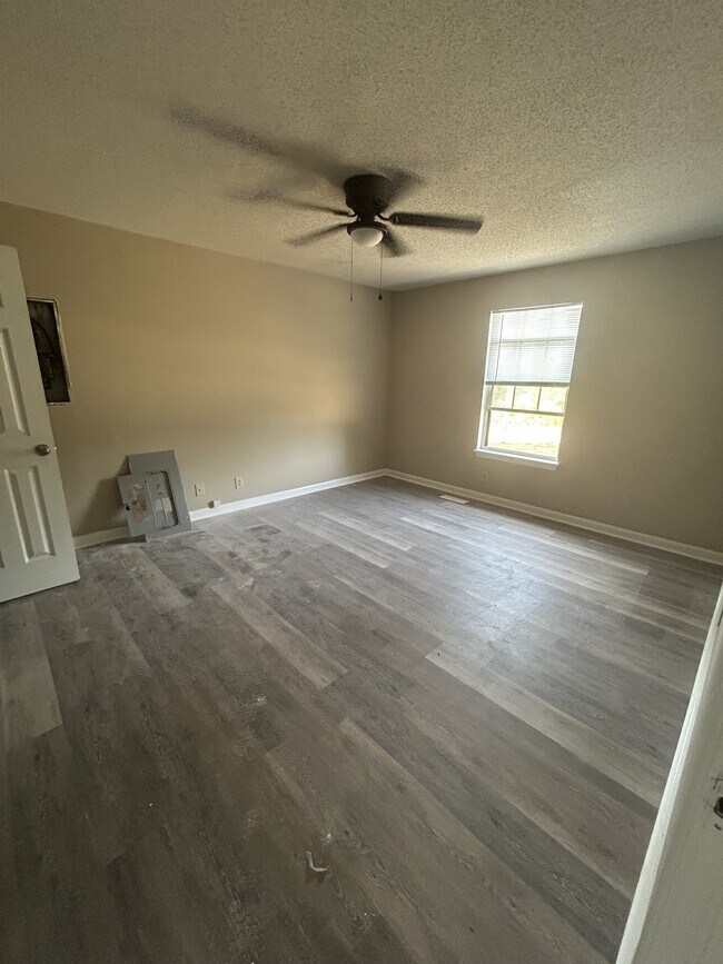 Building Photo - 2070 Carneal Ln