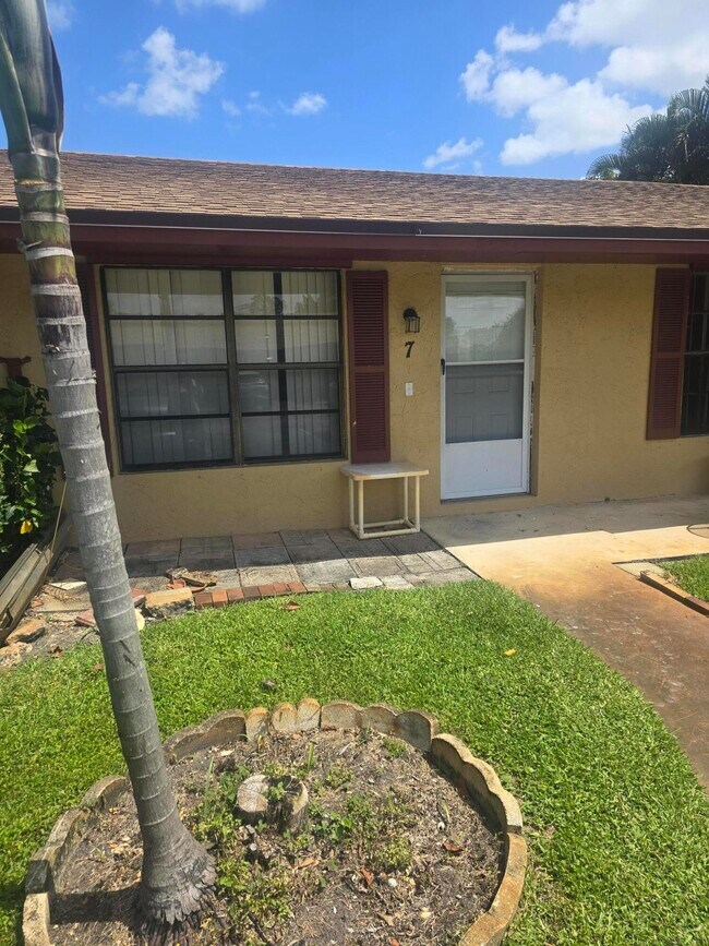 Building Photo - 4290 Royal Banyan Way
