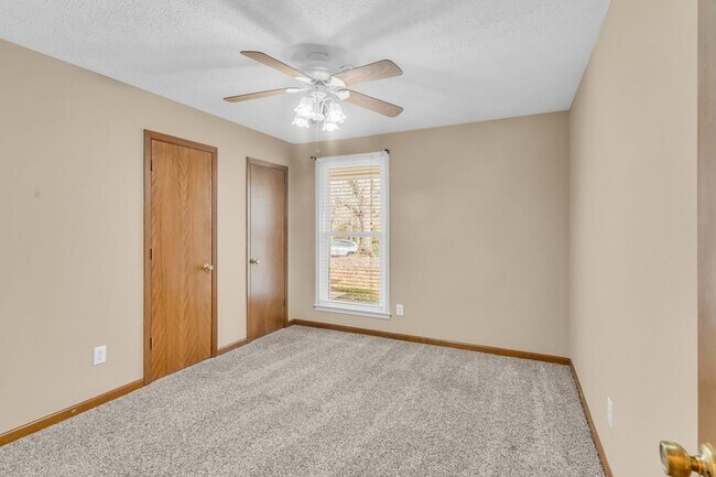 Building Photo - 341 Hickory Dr