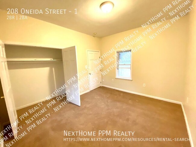 Building Photo - Great 2 bedroom,1-1/2 bath home with laund...