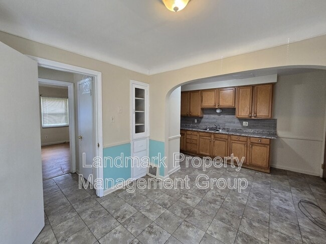 Building Photo - 15205 Maplewood Ave