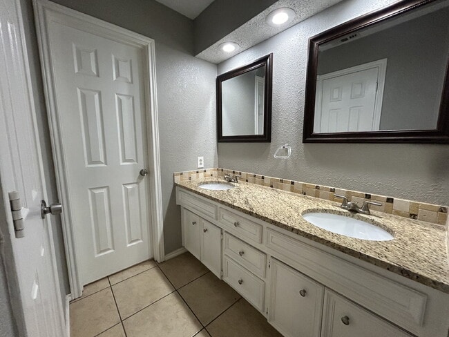 Building Photo - Duplex Located Minutes From Shopping, Entertainment & Restaurants!