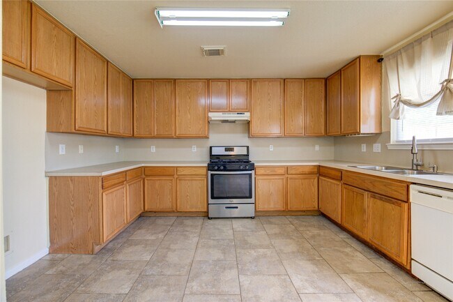 Building Photo - 6422 Mildenhall Ct