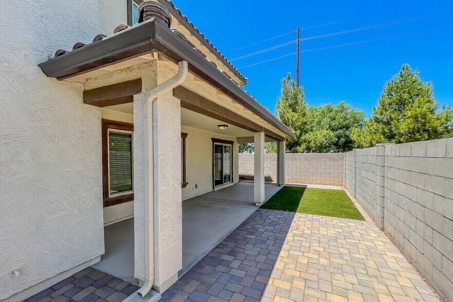 Building Photo - 825 S Swallow Ln