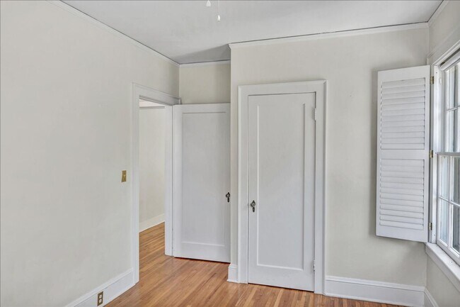 Building Photo - 3551 Overlook Ave