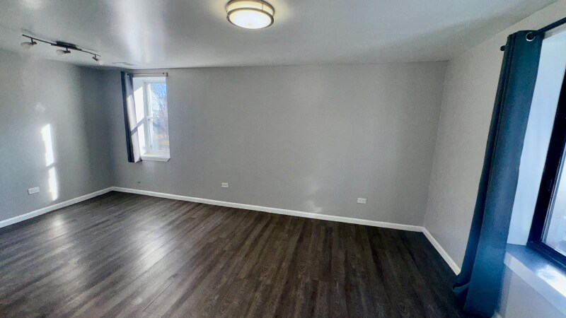 Building Photo - 1360 W Evergreen Ave