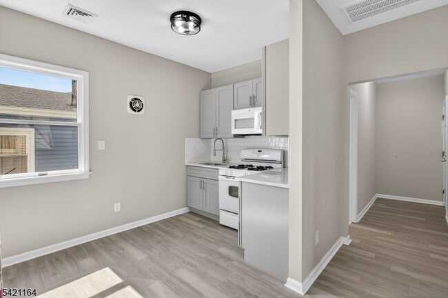 Building Photo - 378 Grand St