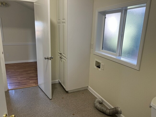 Building Photo - 3 bedroom, 1 bath Chehalis hillside home