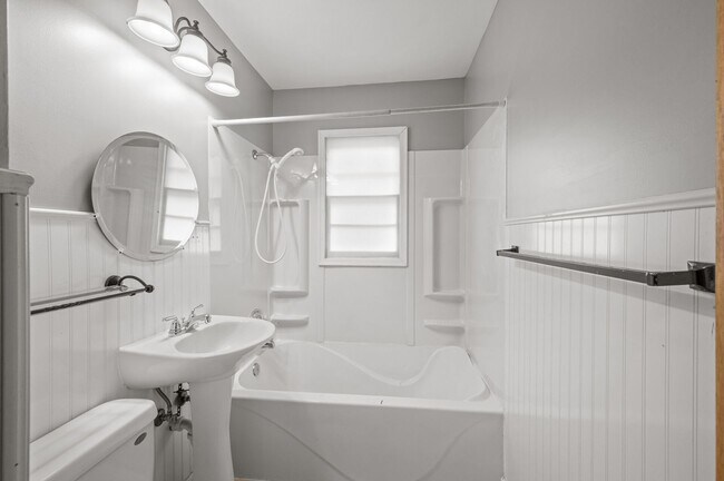 Building Photo - 1711 Rose Pl W
