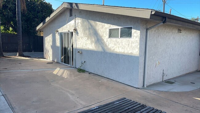 Building Photo - 3BD/2BA, Large Rooms, Patio!