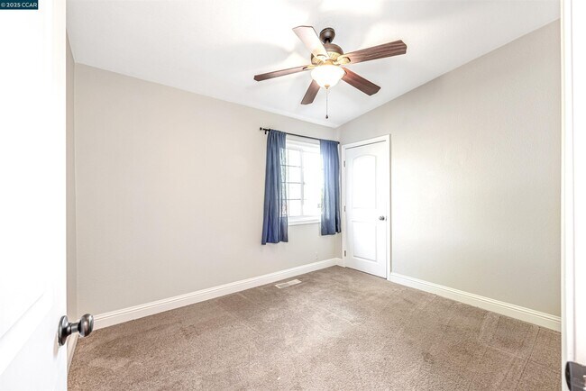 Building Photo - 1371 Juanita Dr