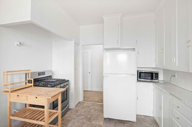 Building Photo - 645 S Detroit St