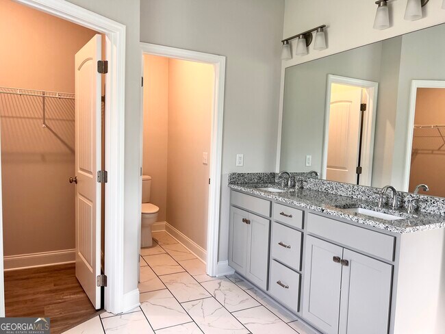 Building Photo - 8024 English Ivy Ct