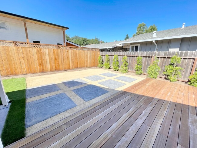Building Photo - Beautiful Remodeled Calistoga Home