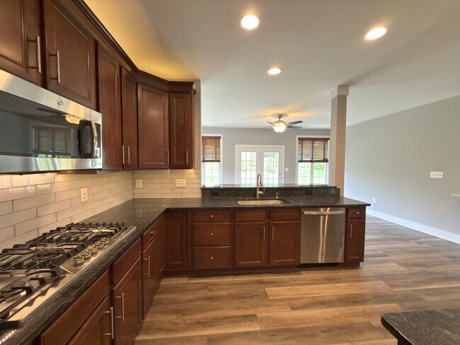 Building Photo - Spacious 4 Bed 3.5 Bath Home in Round Hill VA For Rent!