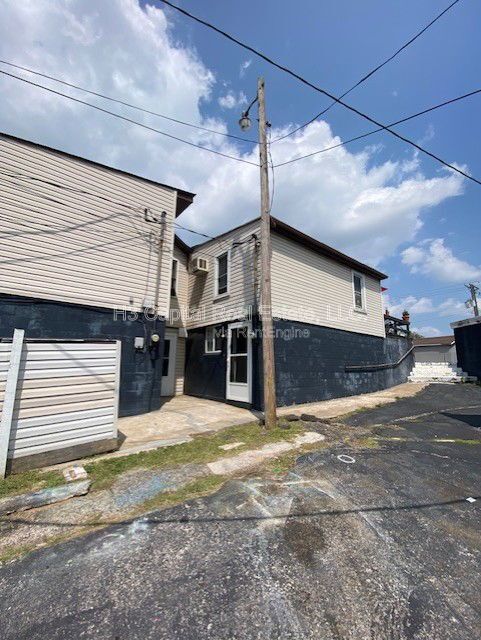 Building Photo - 117 N Shamrock St