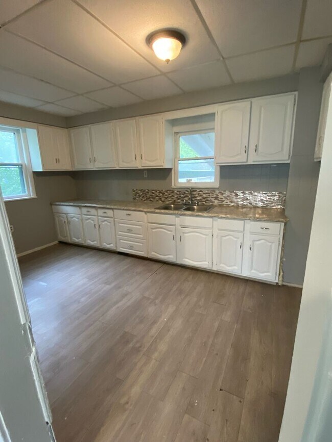 Building Photo - Section 8 Welcomed! Charming 3-bedroom hom...