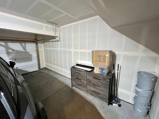 Building Photo - Almost New 3BD 2.5Bath Townhouse