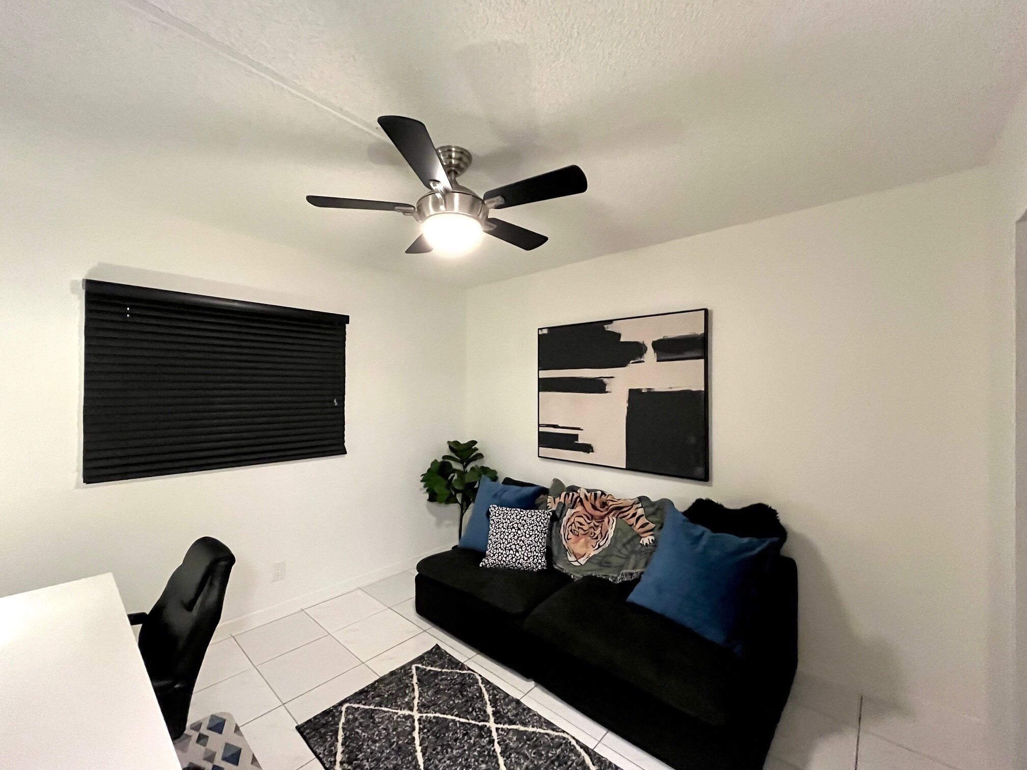 Building Photo - 2907 NE 8th Ter