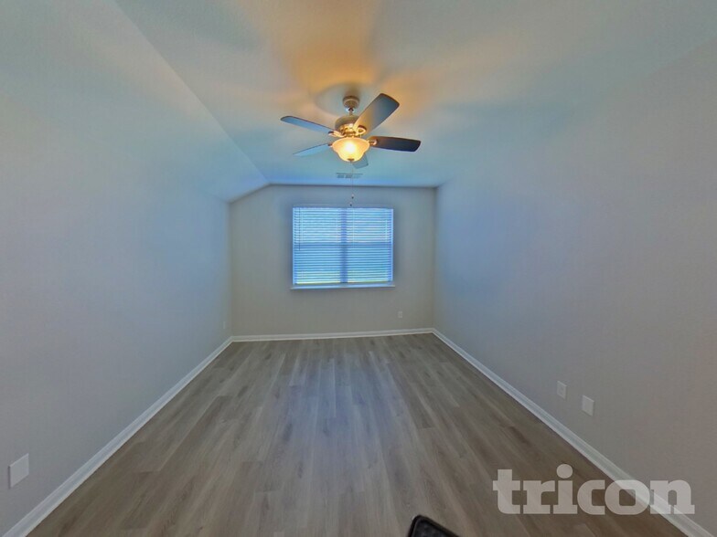 Building Photo - 825 Hawthorne Rd