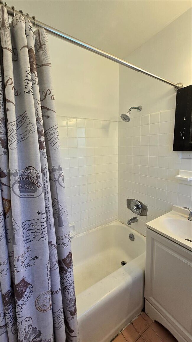 Building Photo - 90 Isle of Venice Dr