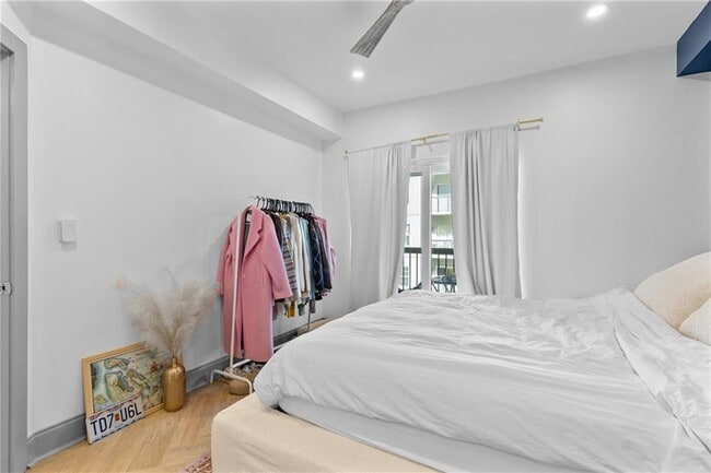 Building Photo - 1074 Peachtree Walk NE