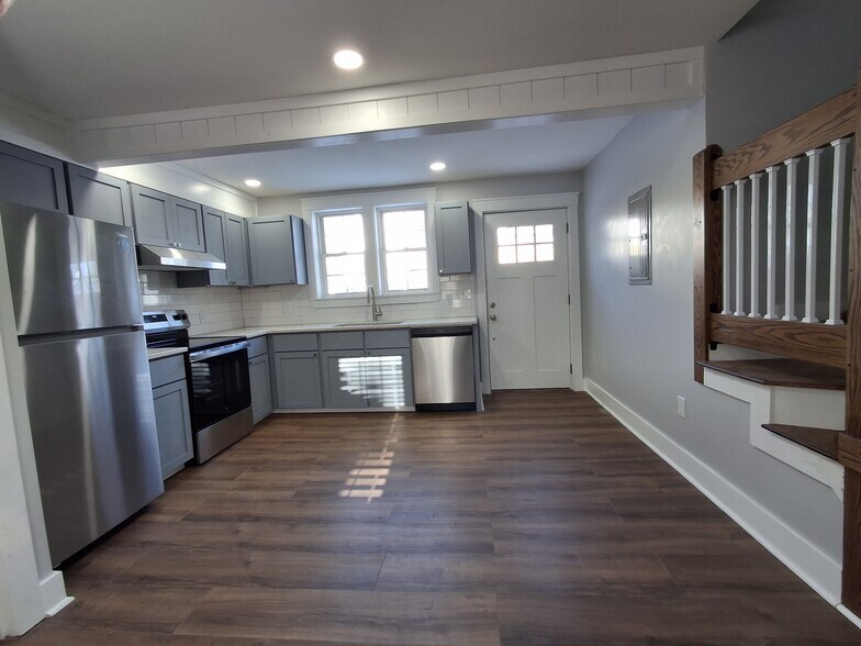 Building Photo - 27 Oak St