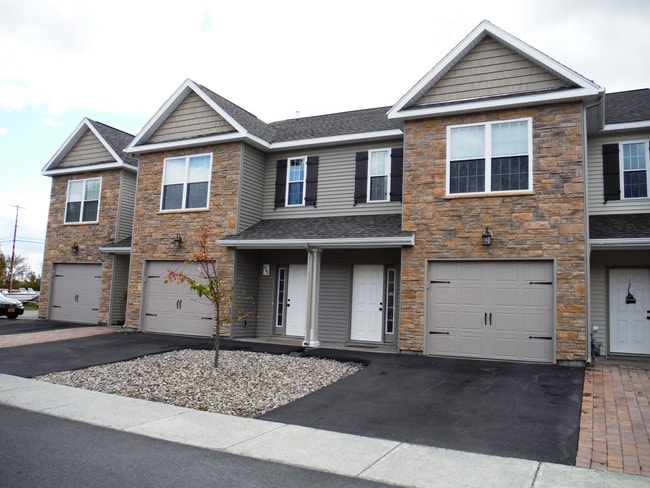 Building Photo - The Ridgeview Townhomes & The Crossings