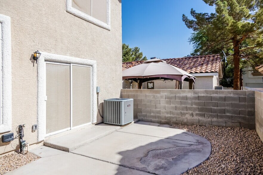 Building Photo - 2385 Cliffwood Dr