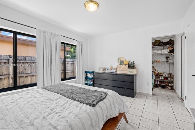 Building Photo - 6418 SW 39th Terrace