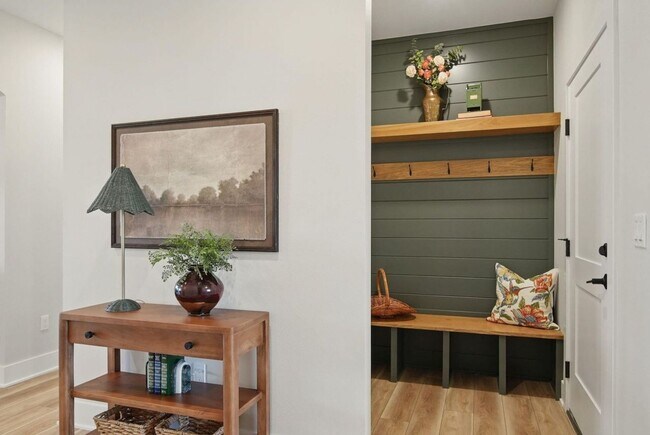 Building Photo - 3 Bedroom Townhome Available November 5th,...