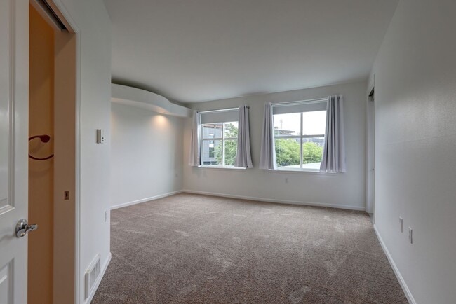 Building Photo - Large 2bd, 2ba Condo Available w/ Lake Uni...