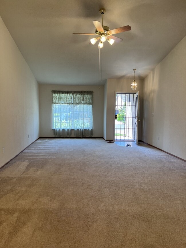 Building Photo - 1029 Courtyard Dr