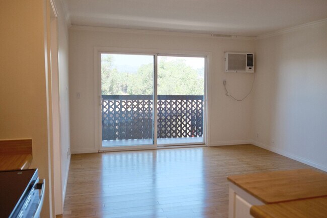 Building Photo - Bright and Spacious Quiet Corner 2 Bed/ 2 Bath with Private Balcony, Views, In Unit Laundry and P...