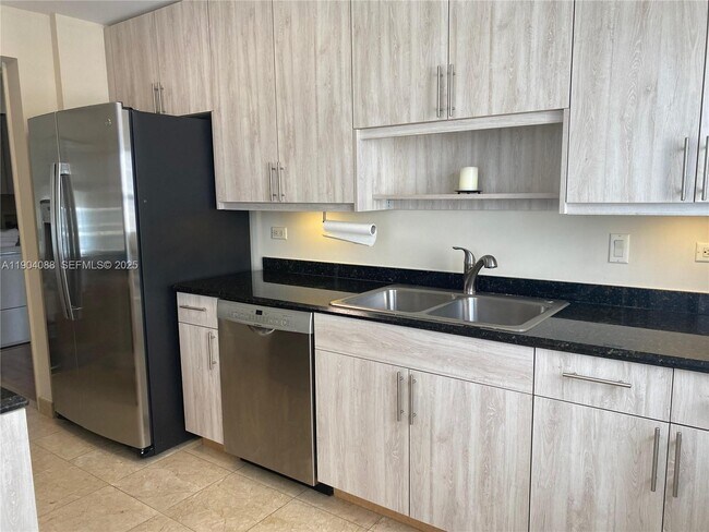 Building Photo - 801 Brickell Key Blvd