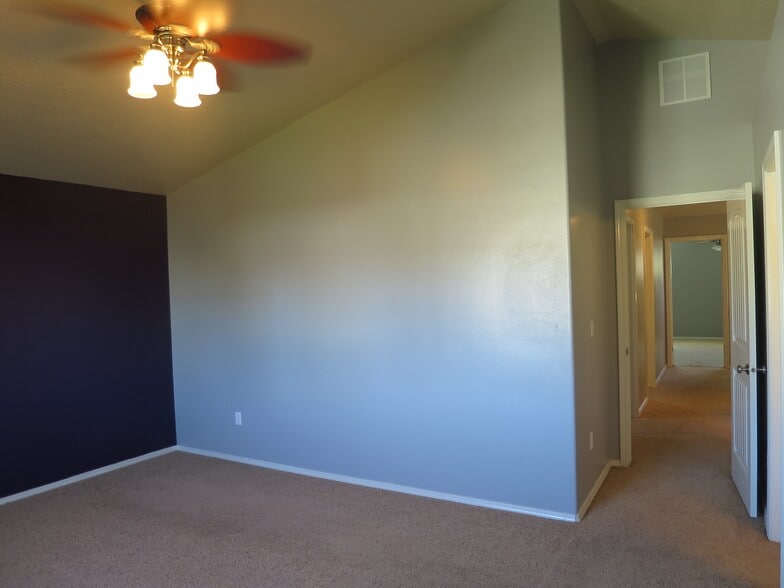 Master bedroom - 4322 E Arch Dr