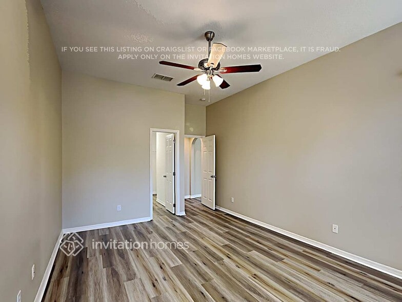 Building Photo - 3839 Regents Way