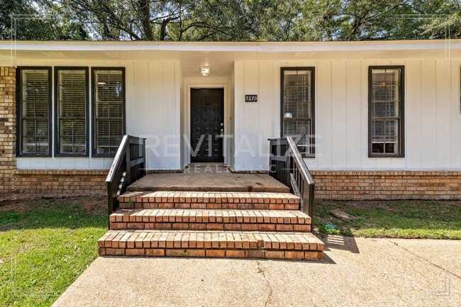 Building Photo - Beautifully Updated 3-Bedroom Home with Granite Kitchen & Sunroom Retreat!