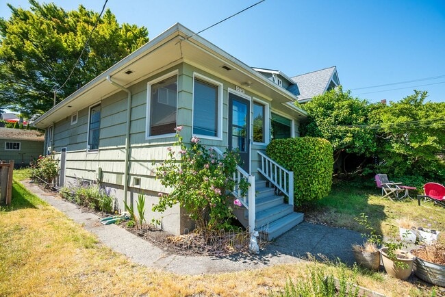 Building Photo - Old World Charm with Views of Lake Union!