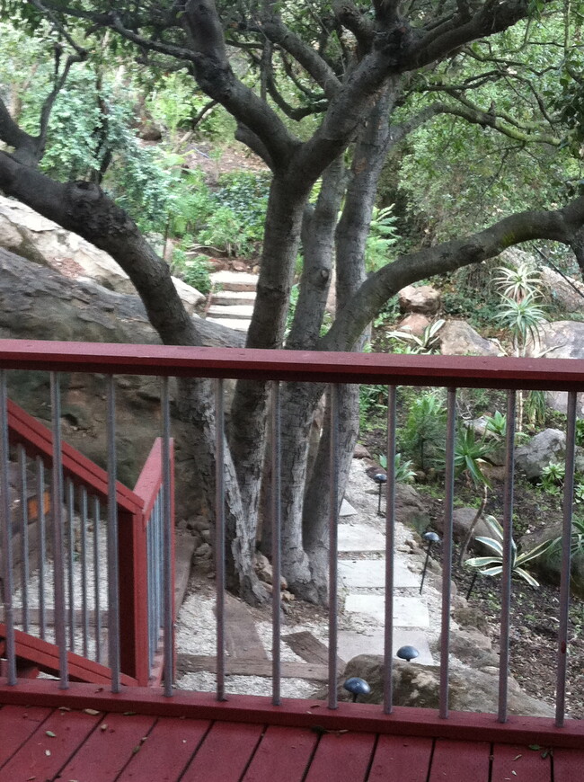 Zen garden walk up private gate and backyard garden - 2012 Tuna Canyon Rd