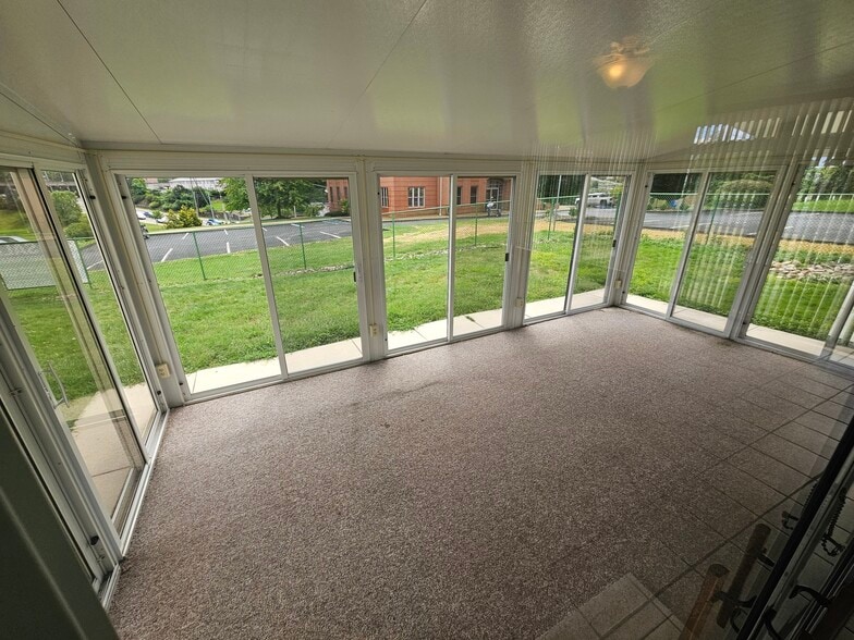 Building Photo - 440 Drummond St