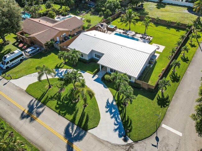 Building Photo - 7101 W Lake Dr