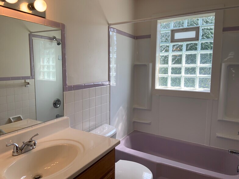 Full Bath - 4158 Woodbine Ter
